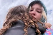 Karoline Lima posa com Cecilia no colo Karoline Lima posa com Cecilia no colo