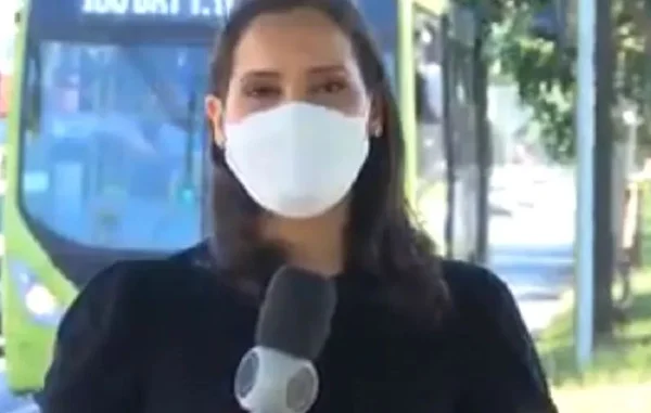 passarinho faz coco em repórter ao vivo