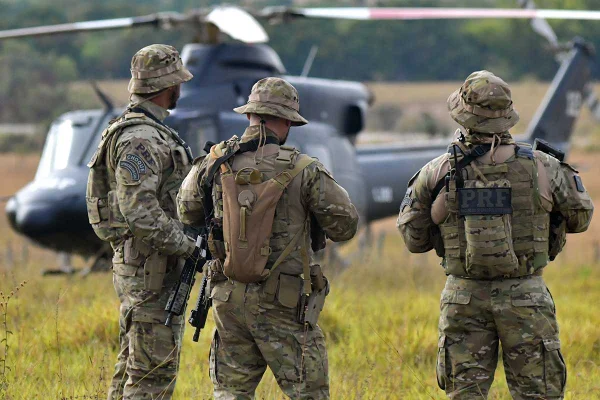 Agentes e Helicoptero da PRF