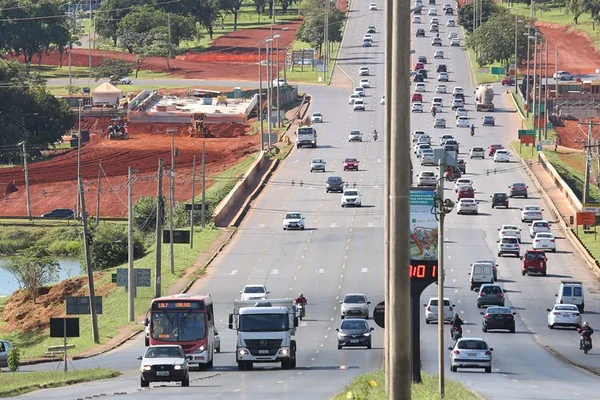 Obra interdita pista de acesso ao Lago Norte neste fim de semana