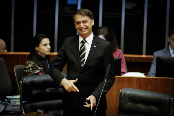 Facilitar posse de arma é “apenas primeiro passo”, diz Bolsonaro