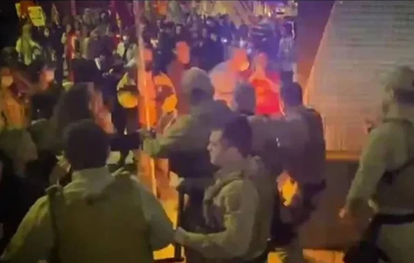 Vídeo: mulher é presa e PM agride manifestantes durante ato em SC