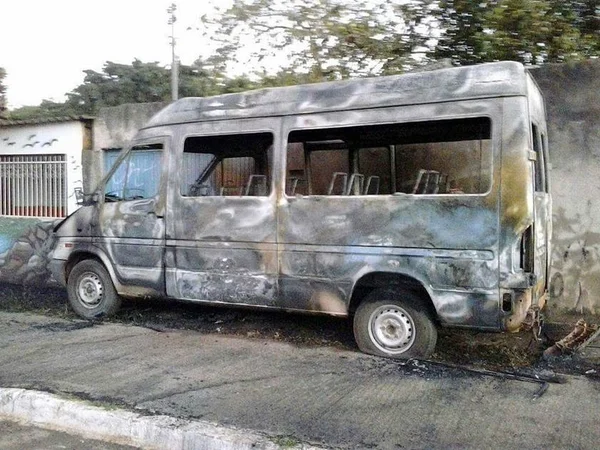 Van é incendiada e família pede ajuda para recuperar o prejuízo