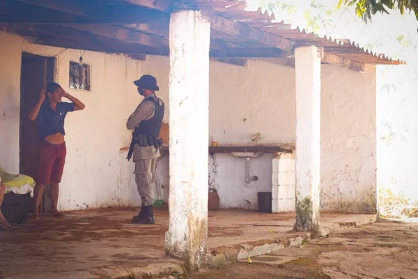 Caso Lázaro polícia confere casa invadida durante a madrugada