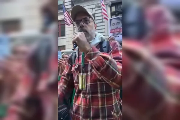 O blogueiro bolsonarista Allan dos Santos participa de manifestação contra Alexandre de Moraes em Nova York - Metrópoles