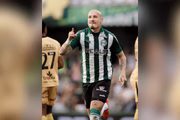 Maicon Roque joga como zagueiro e estreou em 2007 pelo Cruzeiro