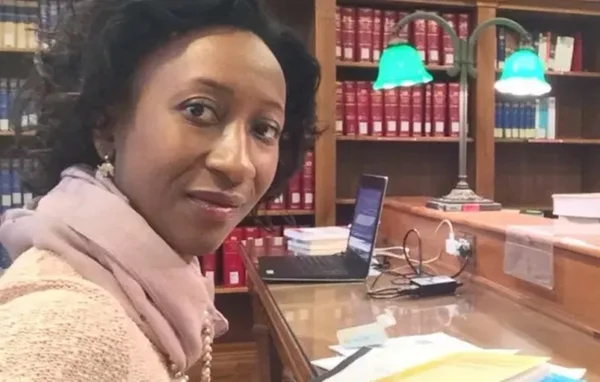 Imagem colorida de Manuelita Hermes em uma biblioteca - Metrópoles