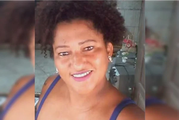 mulher negra sorrindo