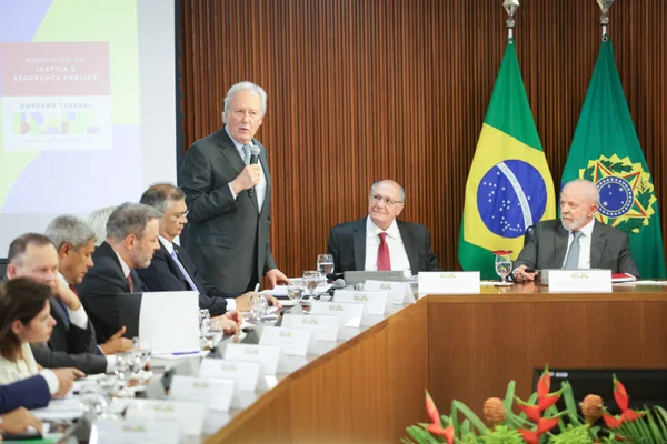 Ministro da Justiça e Segurança Pública, Ricardo Lewandowski, apresenta, em reunião com presidente Lula, governadores e representantes do Legislativo e do Judiciário, a PEC da Segurança Pública