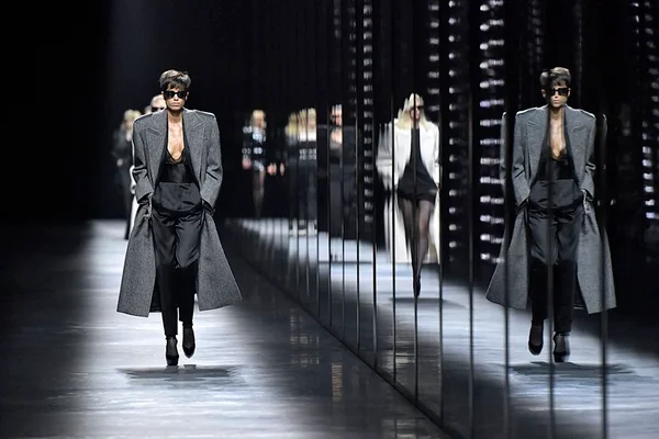 Modelo de Brasília abre o desfile de outono 2019 da Saint Laurent