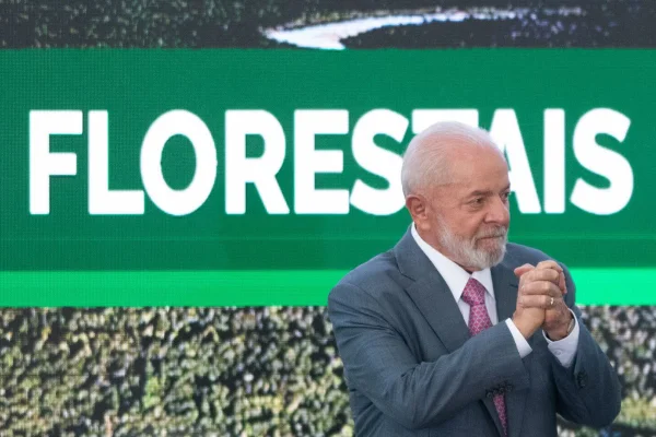 Imagem colorida do presidente Lula, com a palavra "Florestais" escrita ao fundo - Metrópoles
