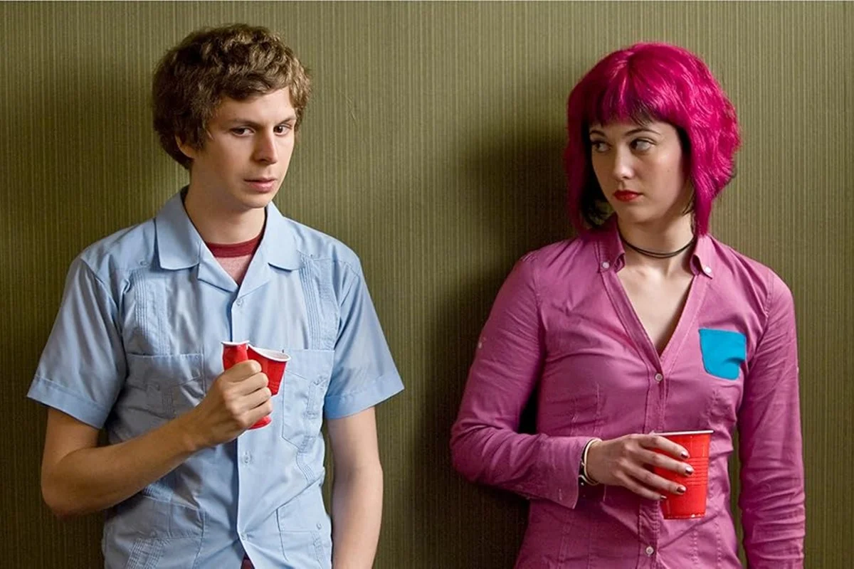 Imagem colorida do filme Scott Pilgrim contra o Mundo, mostra homem e mulher de cabelo rosa conversando - Metrópoles