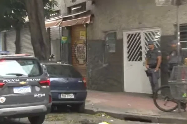 Policiais militares em frente a prédio onde homem foi encontro nu e morto em apartamento, na Liberdade, região central de SP - Metrópoles