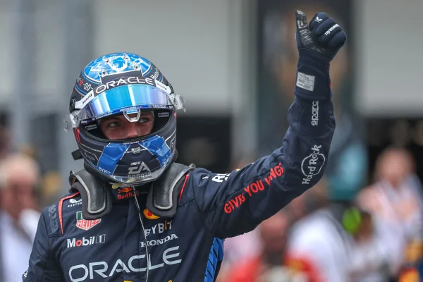Imagem colorida de Max Verstappen de capacete - Metrópoles
