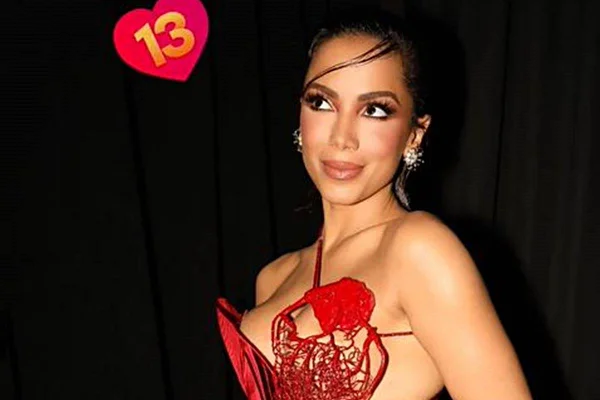 De vermelho no VMA, Anitta diz: “Vamos lutar pela melhora do Brasil”