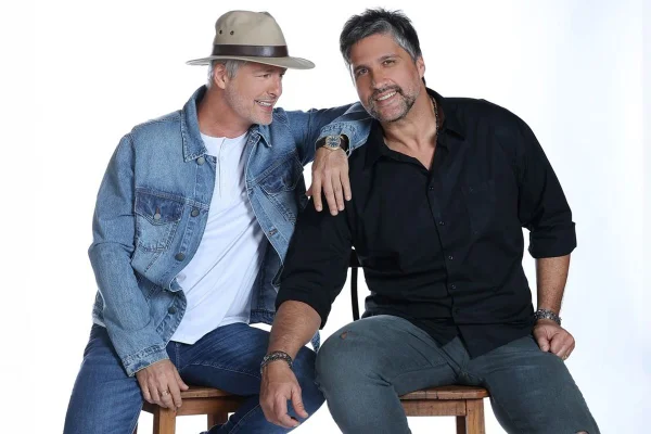 Foto colorida de Victor e Leo - Metrópoles
