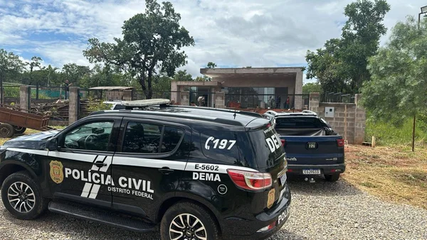 Imagem colorida de viatura da polícia durante operação para prender responsáveis por construção em condomínio irregular no DF - Metrópoles