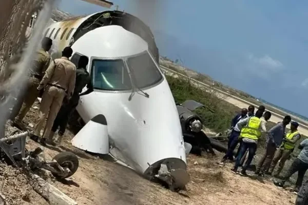 Avião cai e atinge muro