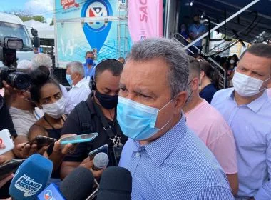 Governador da Bahia, Rui Costa (PT) dá entrevista para jornalistas em meio à multidão na rua - Metrópoles