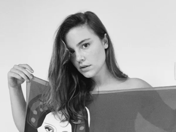 Fotografia preto e braco de Alice Wegmann com um pano - Metrópoles