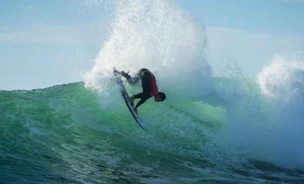 Filipinho brilha na França, vence John John Florence e ajuda Medina