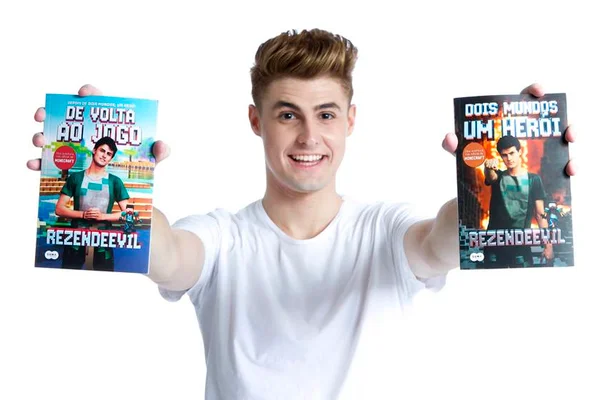 Conheça Pedro, o RezendeEvil, dono do maior canal de games do Brasil