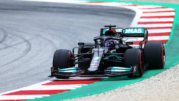 Lewis Hamilton lidera reação da Mercedes e é o mais rápido em treino