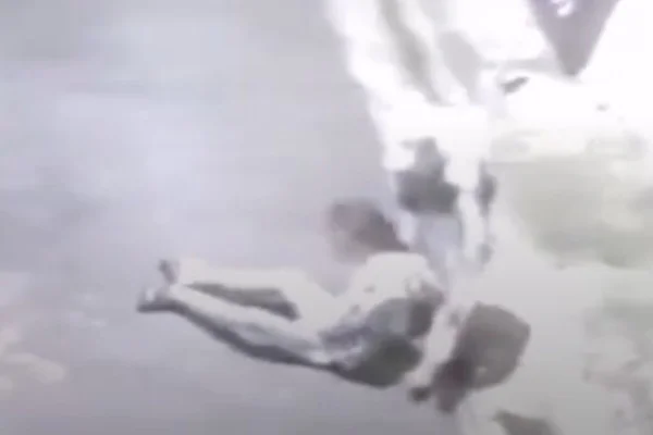 Em imagem preto e branco homem agride mulher na rua - Metrópoles