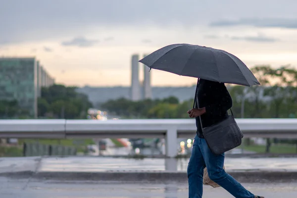 Brasília em dia de alerta para chuvas
