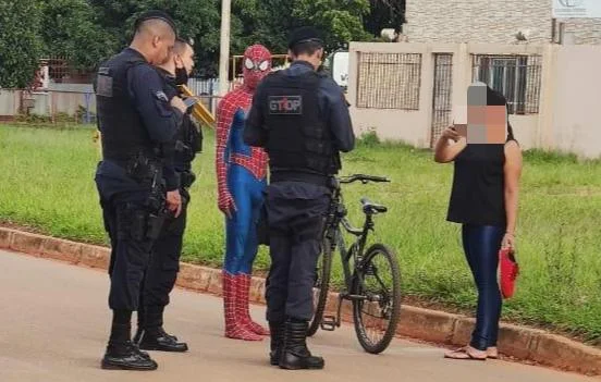 Homem-Aranha passa de herói a suspeito após denúncia de assalto no DF