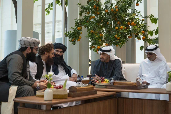 Imagem colorida mostra membros do Talibã durante reunião como presidente dos Emirados Árabes Unidos - Metrópoles