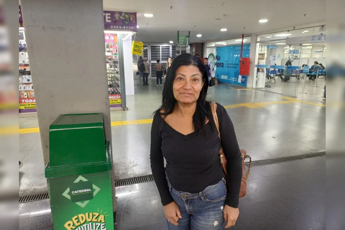 Esse foi o caso da Valdirene Assunção, de 38 anos, que foi orientada a “pegar um ônibus e ir até a estação da Asa Sul, pois é só lá que o Metrô está funcionando” Esse foi o caso da Valdirene Assunção, de 38 anos, que foi orientada a “pegar um ônibus e ir até a estação da Asa Sul, pois é só lá que o Metrô está funcionando”