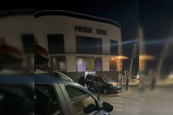 Nudez, chupão e extorsão: homem acusa travestis de agressão em motel