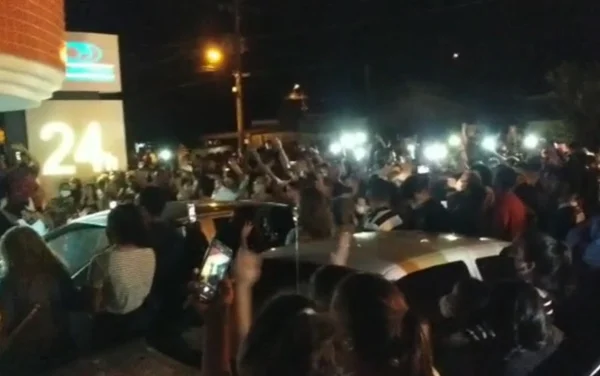 Vídeo: multidão vai a cortejo de pastor que anunciou sua ressurreição