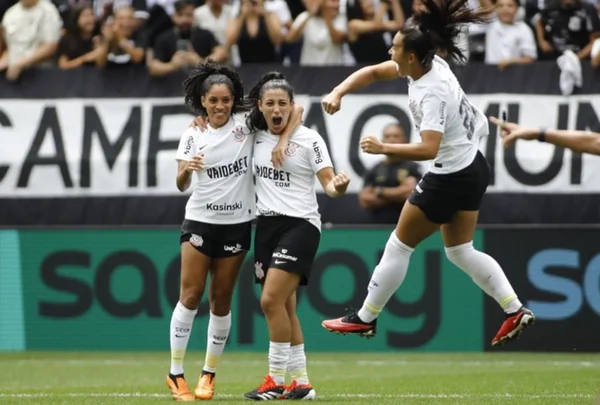 Corinthians vence Cruzeiro e garante tri na Supercopa feminina