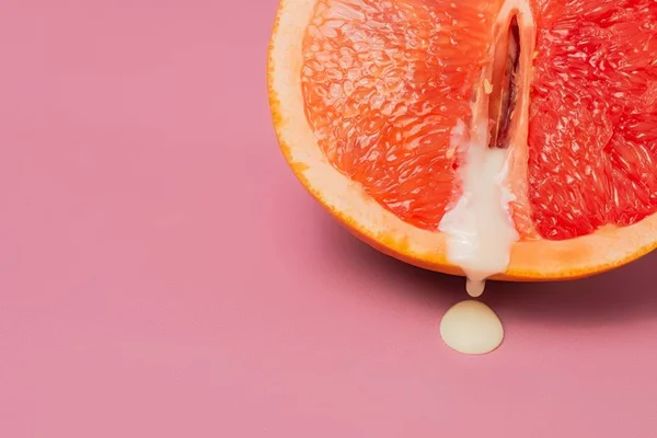 Toranja com leite condensado escorrendo em fundo rosa - Metrópoles
