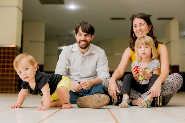 Pai e mãe cegos contam a aventura de cuidar dos dois filhos pequenos