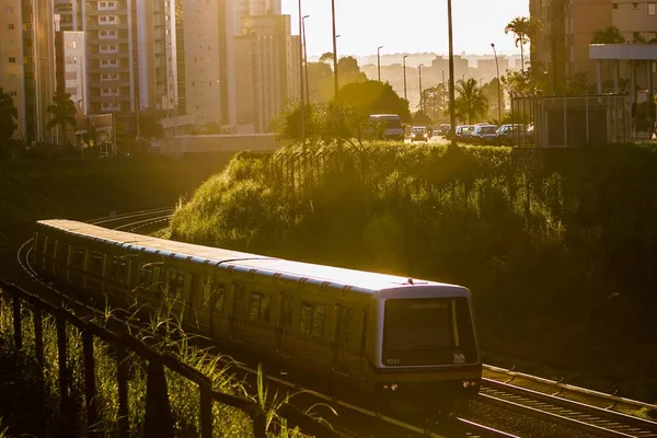 Empresas chinesa e de São Paulo querem assumir gestão do metrô no DF