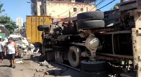 Vídeo: caminhão atinge 12 veículos e interdita via em Niterói (RJ)