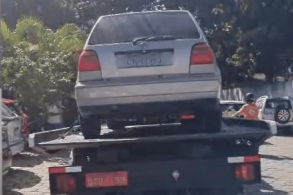 Imagem colorida de um carro apreendido em São Sebastião - Metrópoles