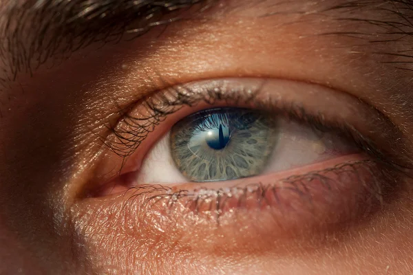 Imagem em close up do olho de um homem. Metrópoles - cores