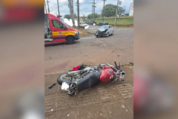 Foto colorida de moto furtada após acidente - Metrópoles