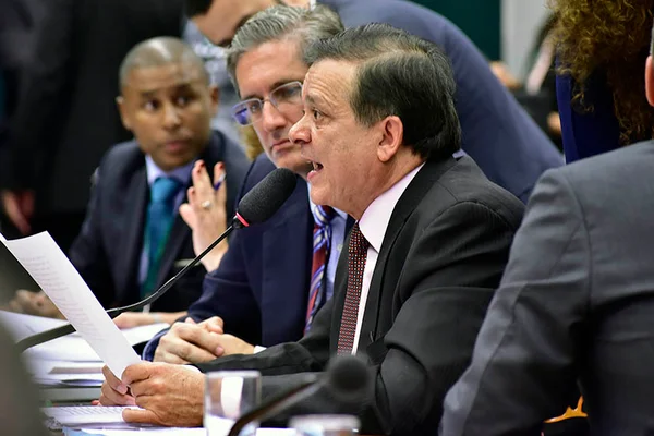 Relator apresenta parecer favorável ao impeachment de Dilma
