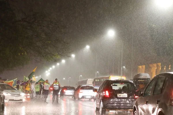 Temporal causa transtornos no trânsito e apagões no DF