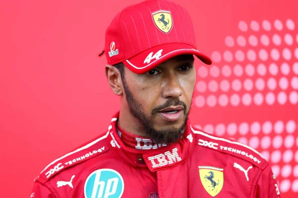 Imagem colorida de Lewis Hamilton - Metrópoles