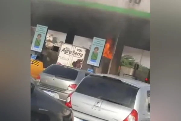 Vídeo: caminhão pega fogo em pedágio da Ponte Rio-Niterói