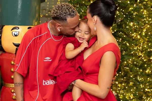 Bruna Biancardi posa ao lado de Neymar e Mavie durante o chá revelação da nova filha - Metrópoles