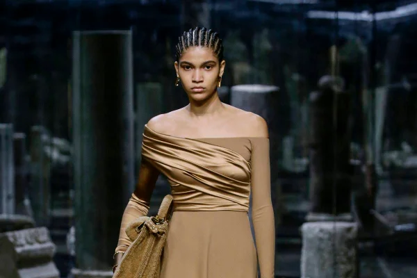 Raynara Negrini no desfile da Fendi FW21 feminino RTW