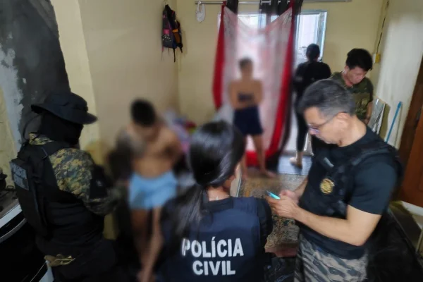 Imagem colorida, Pai, mãe e madrasta são presos por crimes sexuais contra criança no AM - Metrópoles