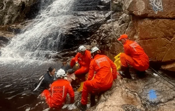 Casal de adolescentes cai de altura de mais de 10 m em cachoeira